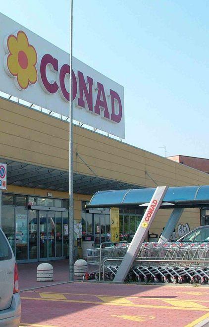 Vuotano la cassa del Conad, denunciate 