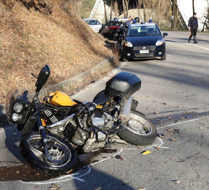 Schianto tra motociclisti, uno è grave 