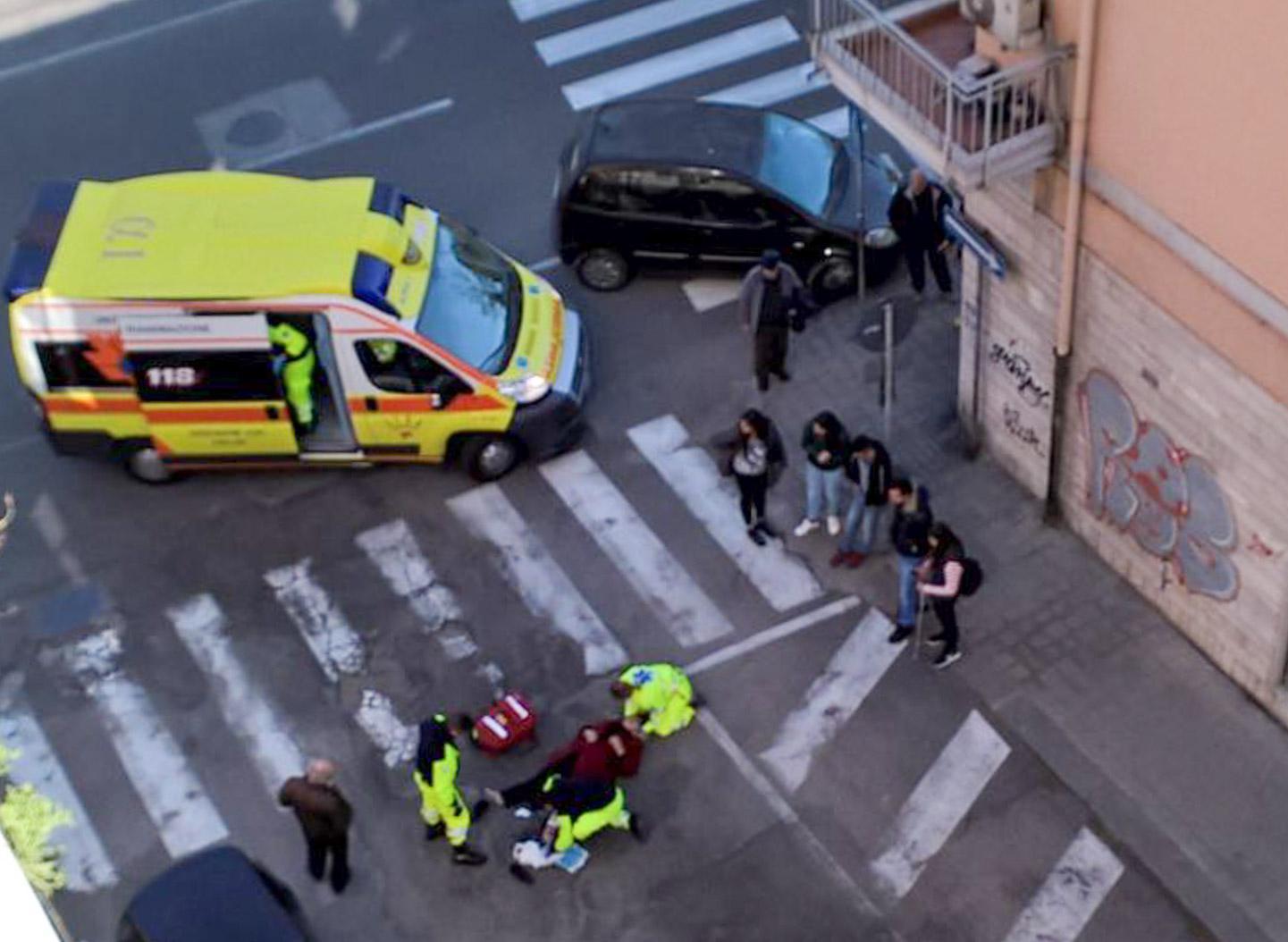 L'incidente avvenuto in via Trentino: i soccorritori attorno alla donna investita (foto Mario Rosas)