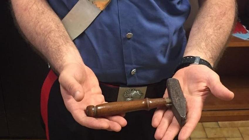 Un martello sequestrato dai carabinieri (foto d'archivio)