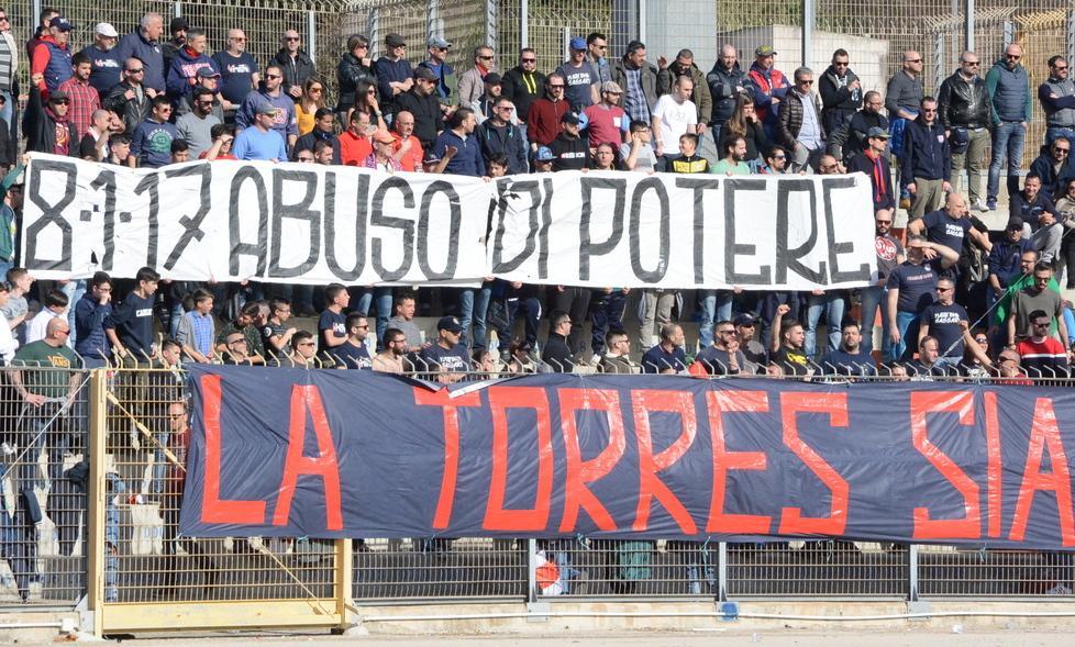 I tifosi rossoblù contestano il Daspo 