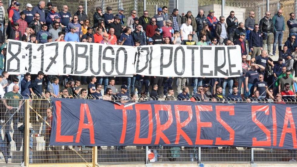 I tifosi rossoblù contestano il Daspo