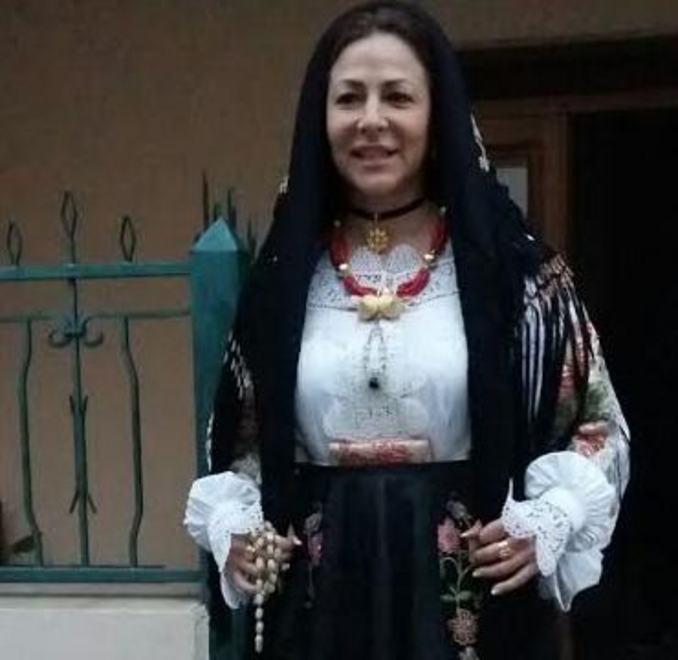 Norma Vally veste il costume sardo 