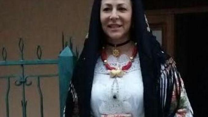 Norma Vally veste il costume sardo 