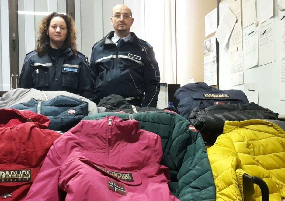 Sequestrata merce a un venditore abusivo al mercato