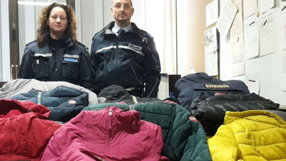 Sequestrata merce a un venditore abusivo al mercato