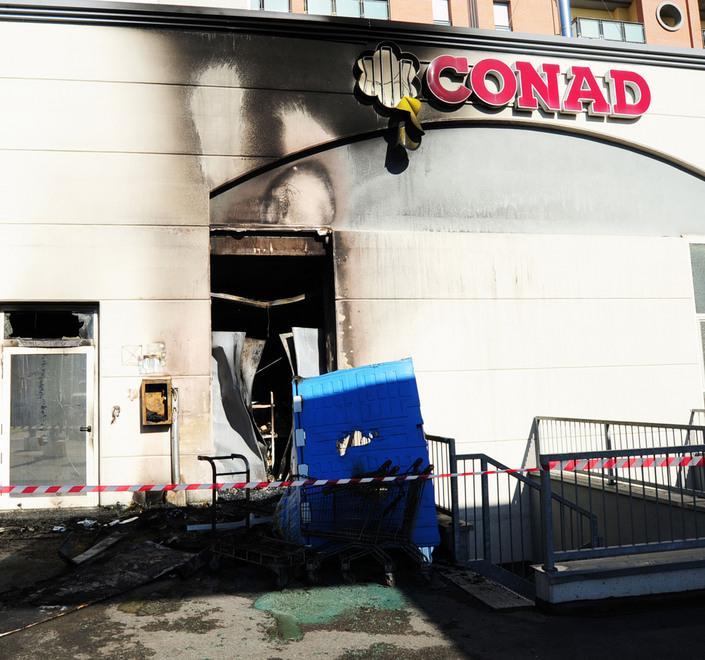 Brucia il Conad, danni per 400mila euro 