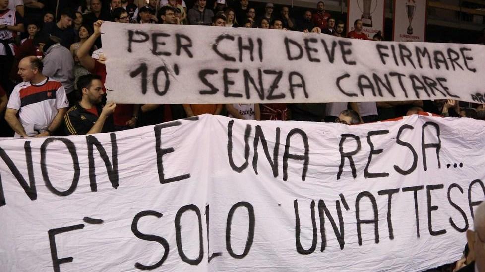 Dieci minuti di sciopero del tifo