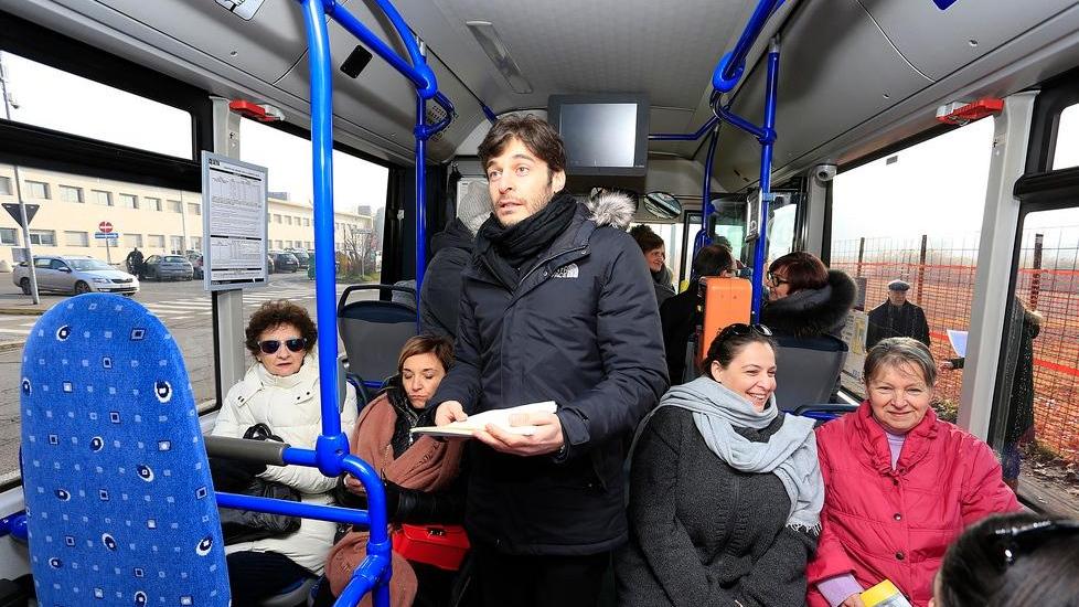 Toma il viaggio in filobus a Modena con Lino Guanciale e gli attori di Un Bel Dì Saremo