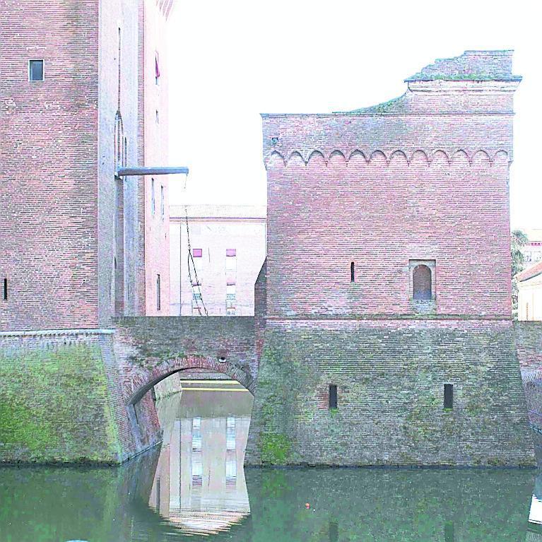 Il Rivellino Ovest e il ponte levatoio del Castello Estense