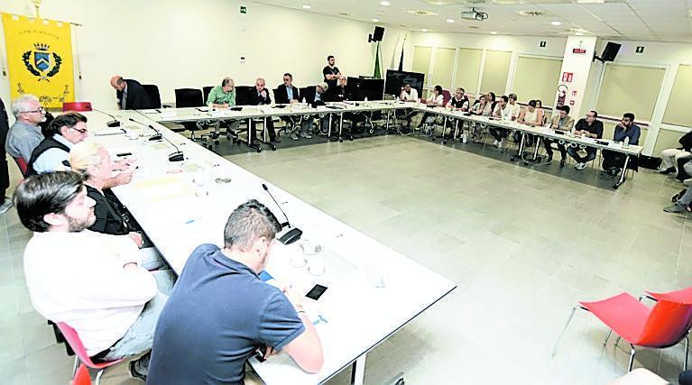 Mirandola. Ritardo di un minuto, salta il dibattito sulle offese a Lugli e Platis 