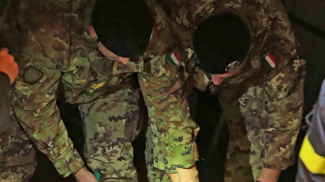 Reggio Emilia, apre il garage del padre defunto e trova una bomba