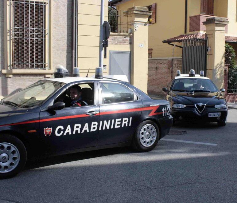 Colpisce il vicino di casa a martellate