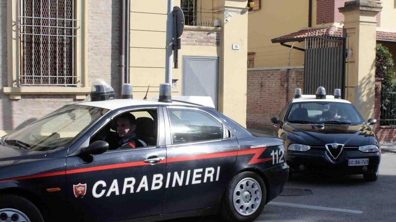 Colpisce il vicino di casa a martellate