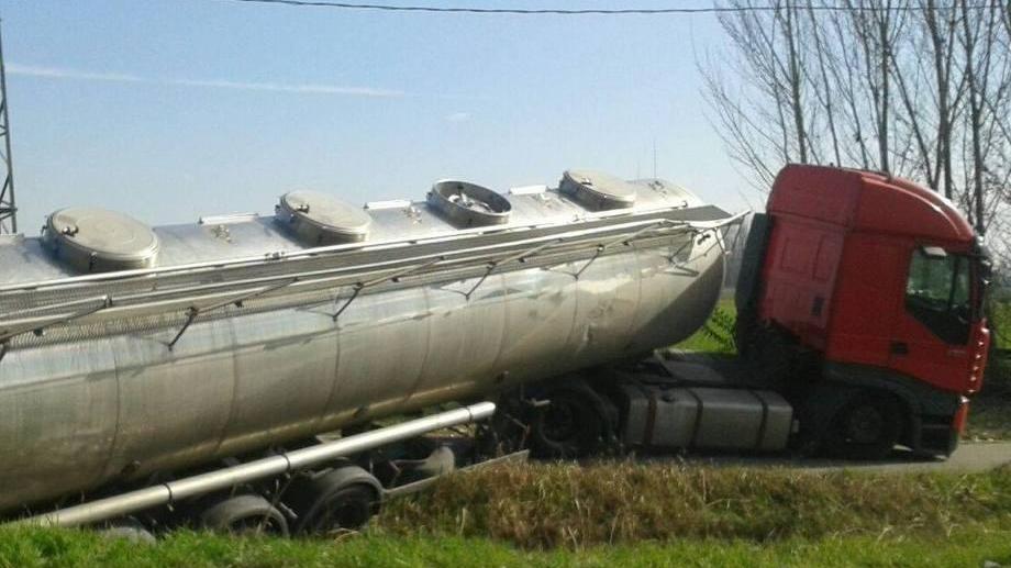 Camion sbanda e finisce nel fossato