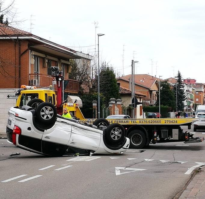 Carpi, macchina sbanda e si capovolge in via Muratori 