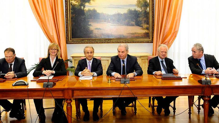 Unicredit, Manodori paga ma la sua quota si dimezza