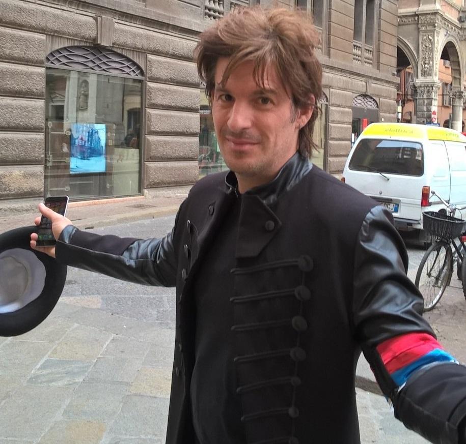 Reggio Emilia, il mago Casanova al deposito di via Talami
