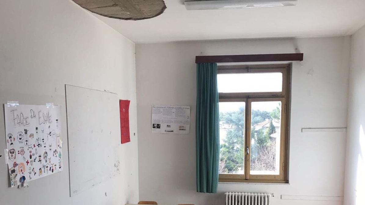 L'intonaco crollato sui banchi