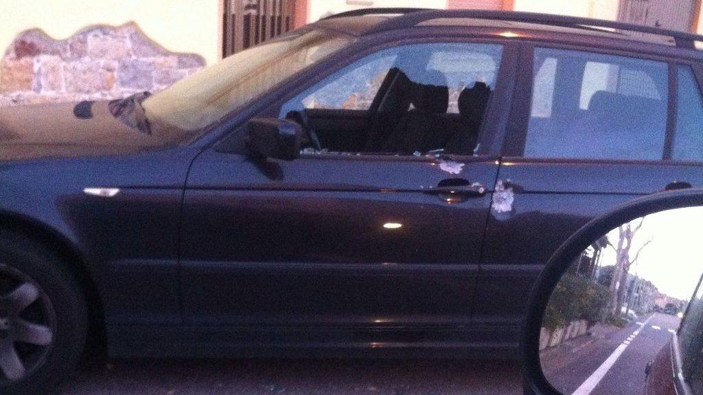 L'auto crivellata dalle fucilate a Sardara (foto Onnis)
