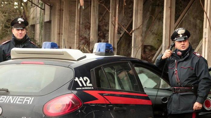 Getta i vestiti della compagna dalla finestra