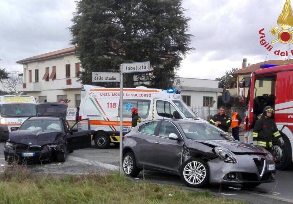 Due feriti nello scontro all’incrocio