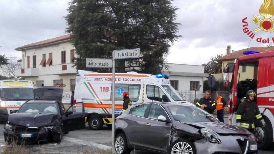 Due feriti nello scontro all’incrocio