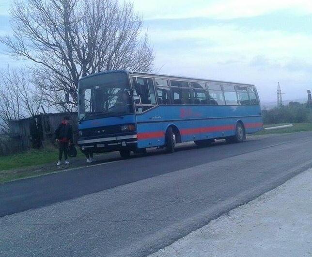 Si sente male e blocca il bus in strada 