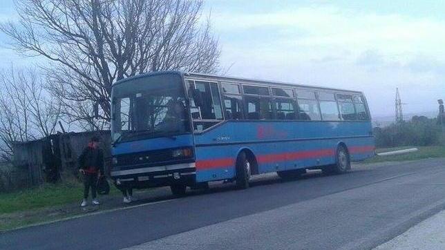 Si sente male e blocca il bus in strada