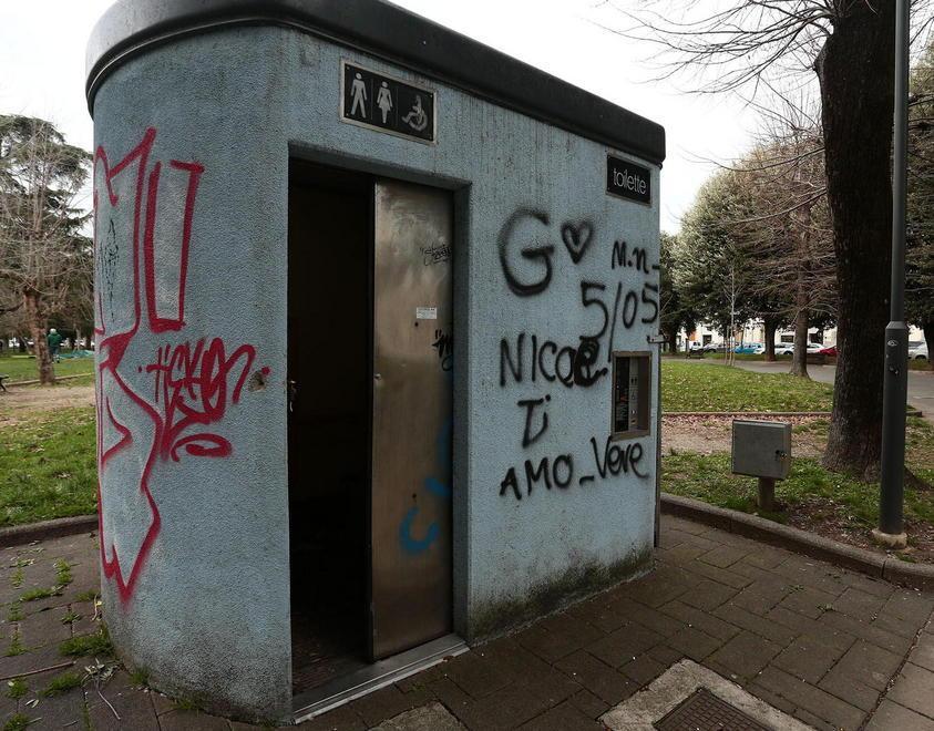 Già imbrattati muri e panchine da inaugurare 
