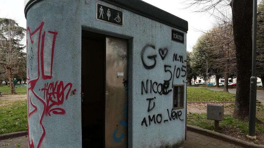 Già imbrattati muri e panchine da inaugurare