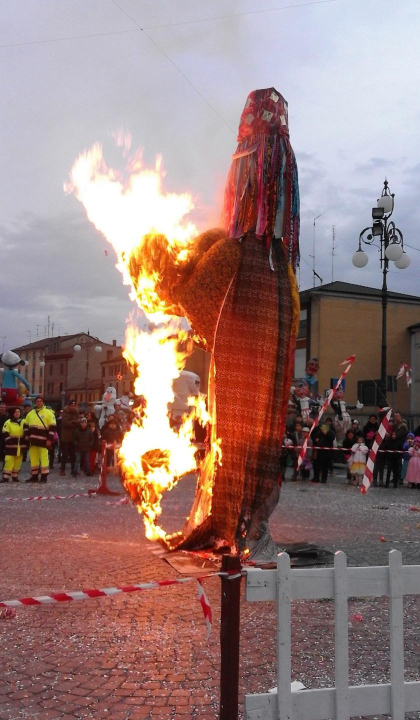 Il rogo in piazza ha chiuso la Carnevalata dell’Avip