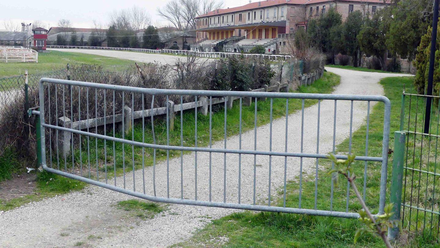 Cancelli inspiegabili all’ippodromo