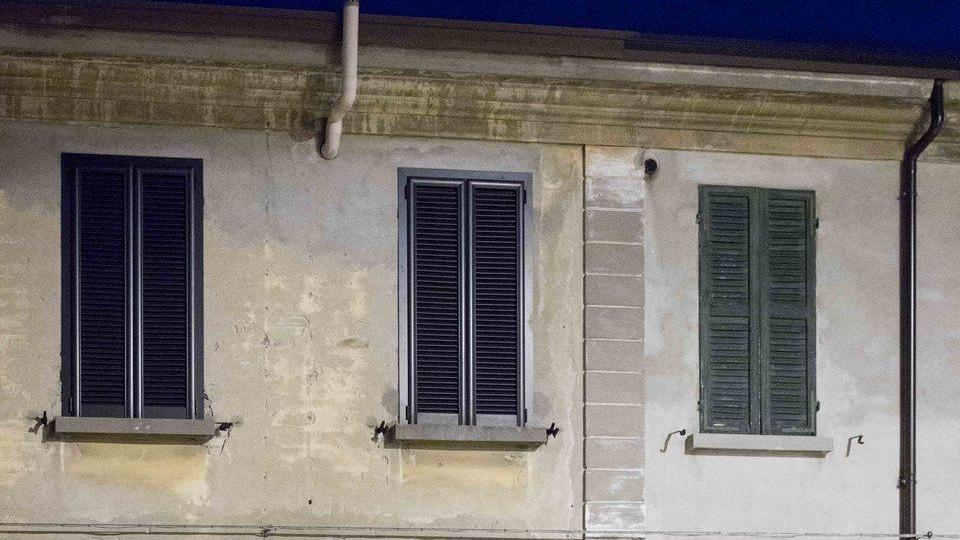 «In quella casa da mesi crepe e problemi al tetto»