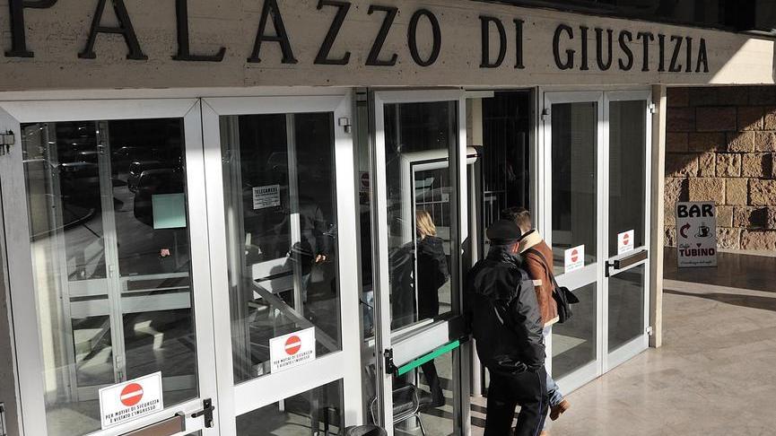 Ricreazione negata, strattoni e fischietti Maestra a giudizio