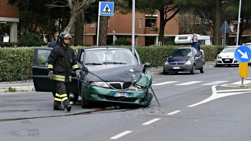 Scontro fra due auto, tre in ospedale