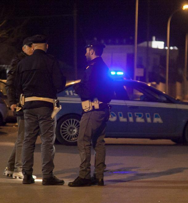 Paura in via Cervi lanciata bomba carta contro una palazzina 