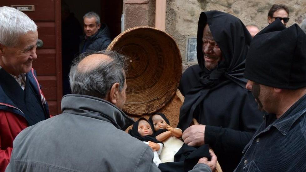 Bosa, chiude il Carnevale riti e miti tutti in un giorno