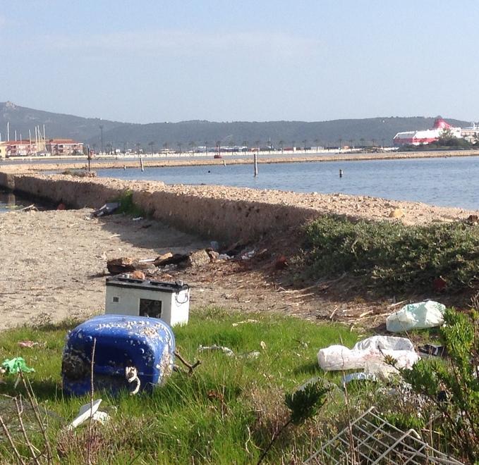 Rifiuti ingombranti abbandonati a pochi metri dal mare