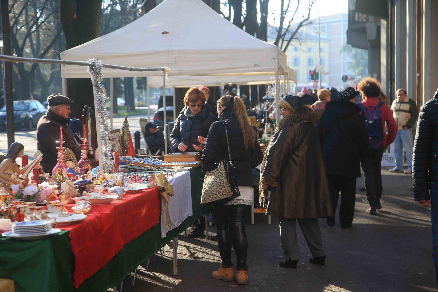 Le culture del mondo animano il mercatino in viale IV Novembre 