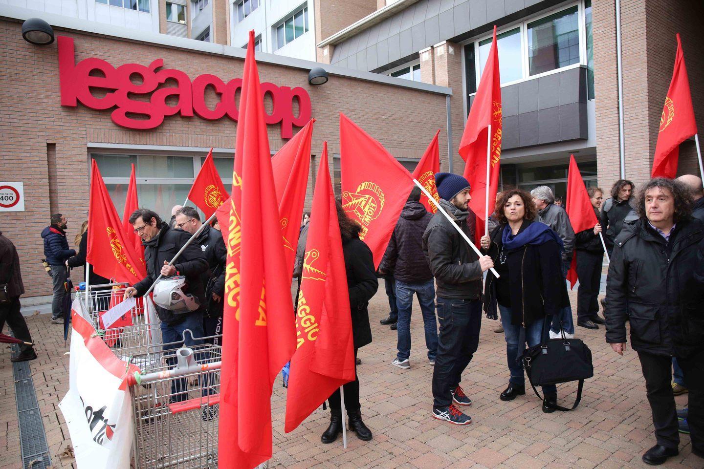 Gli operai assediano la sede di Legacoop 