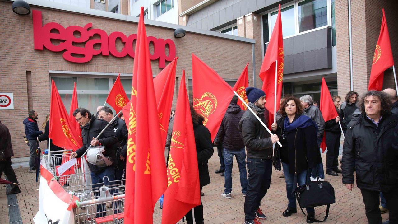 Gli operai assediano la sede di Legacoop