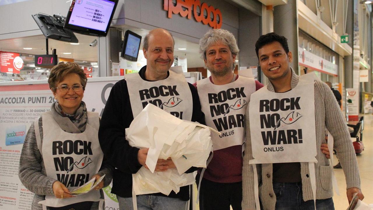 Portobello con la raccolta di Rock No War