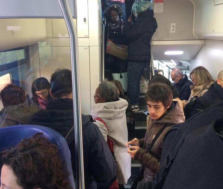 Noi sul treno che ha solo posti in piedi: "Come su un carro bestiame" - Video
