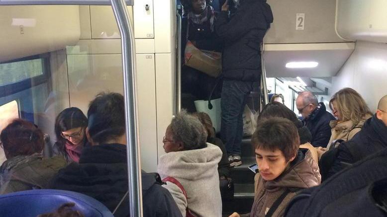 Noi sul treno che ha solo posti in piedi: "Come su un carro bestiame" - Video