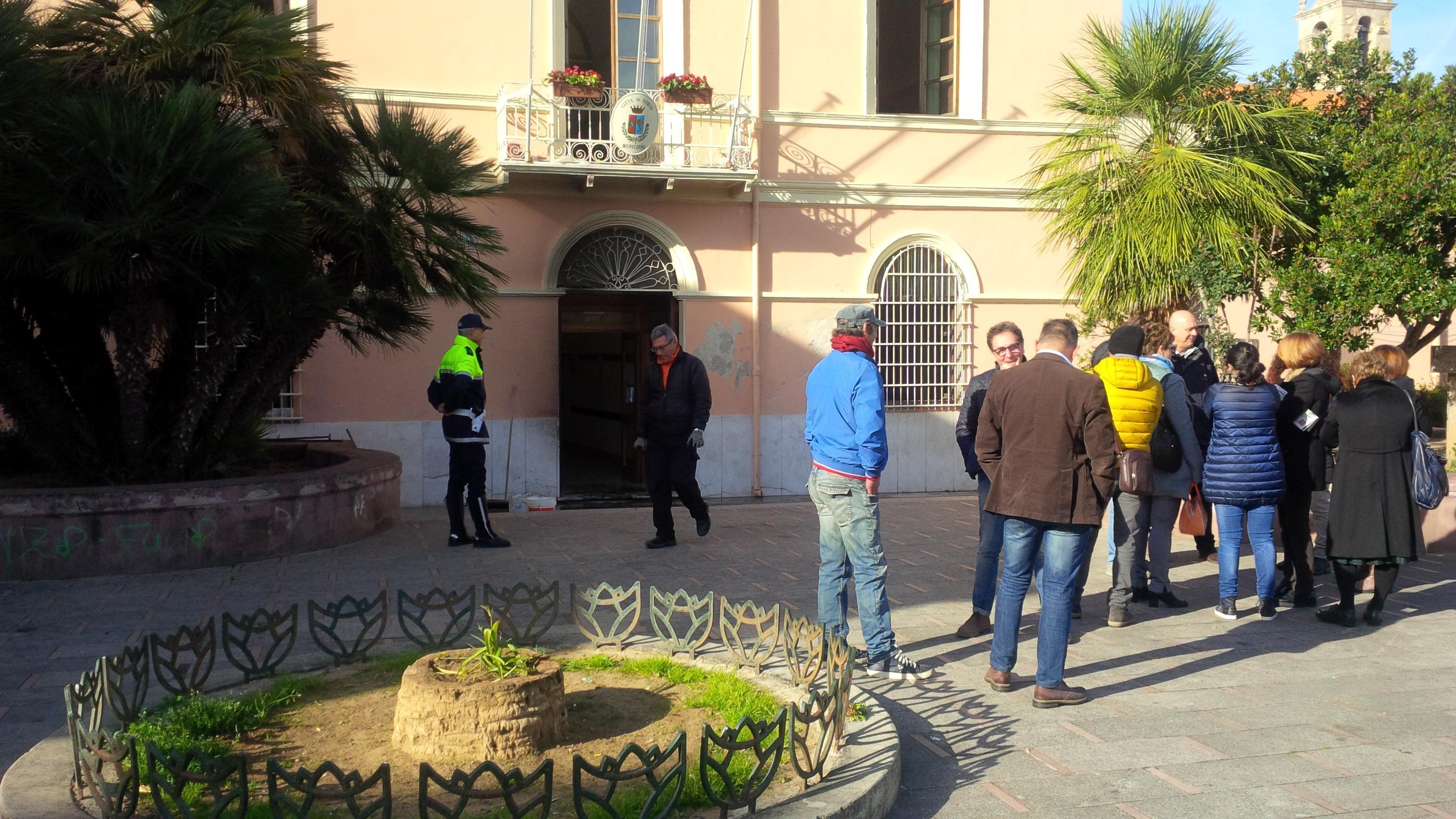 Il municipio di Sorso dopo l'attentato incendiario