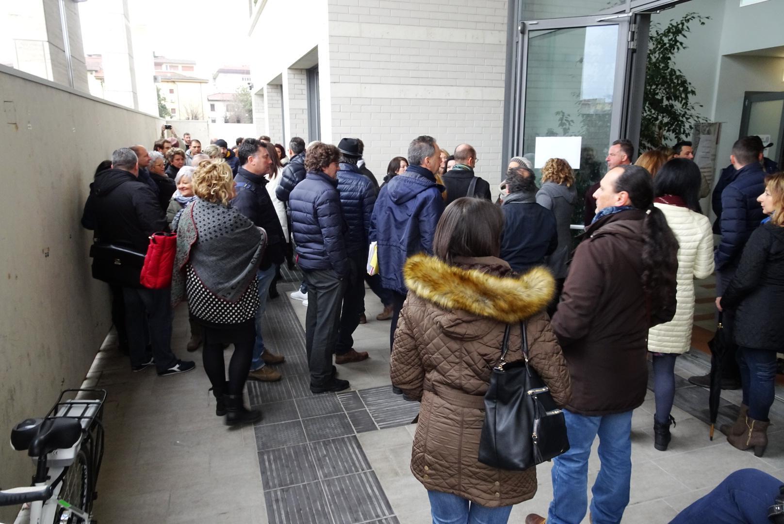 I dipendenti all'esterno della Prefettura (foto Gori)