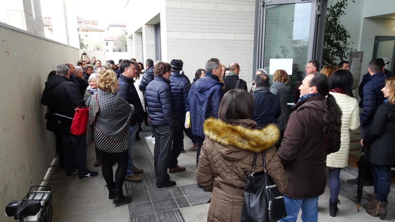 I dipendenti all'esterno della Prefettura (foto Gori)