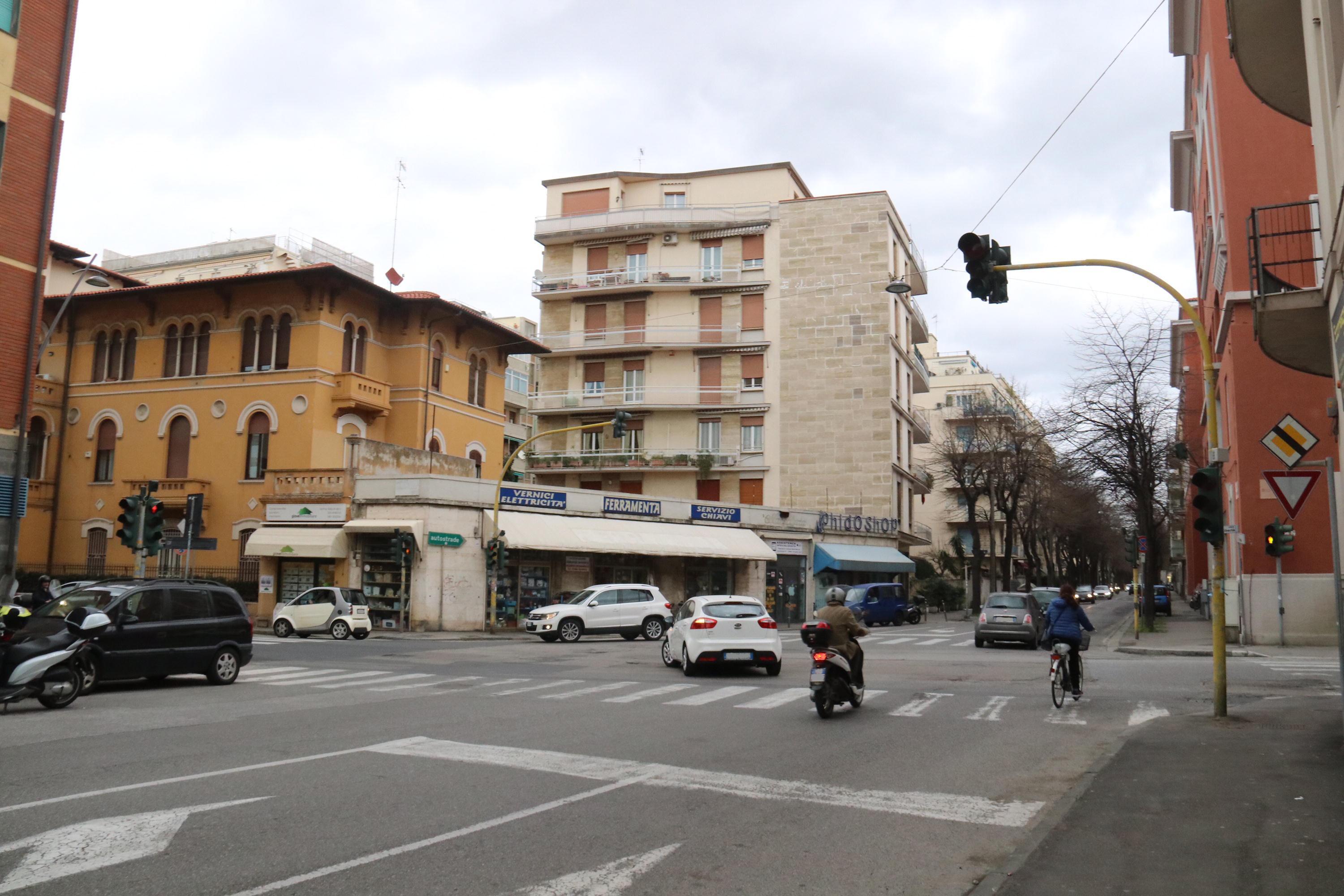 Viale Mameli, di nuovo ko il semaforo: non funziona il verde
