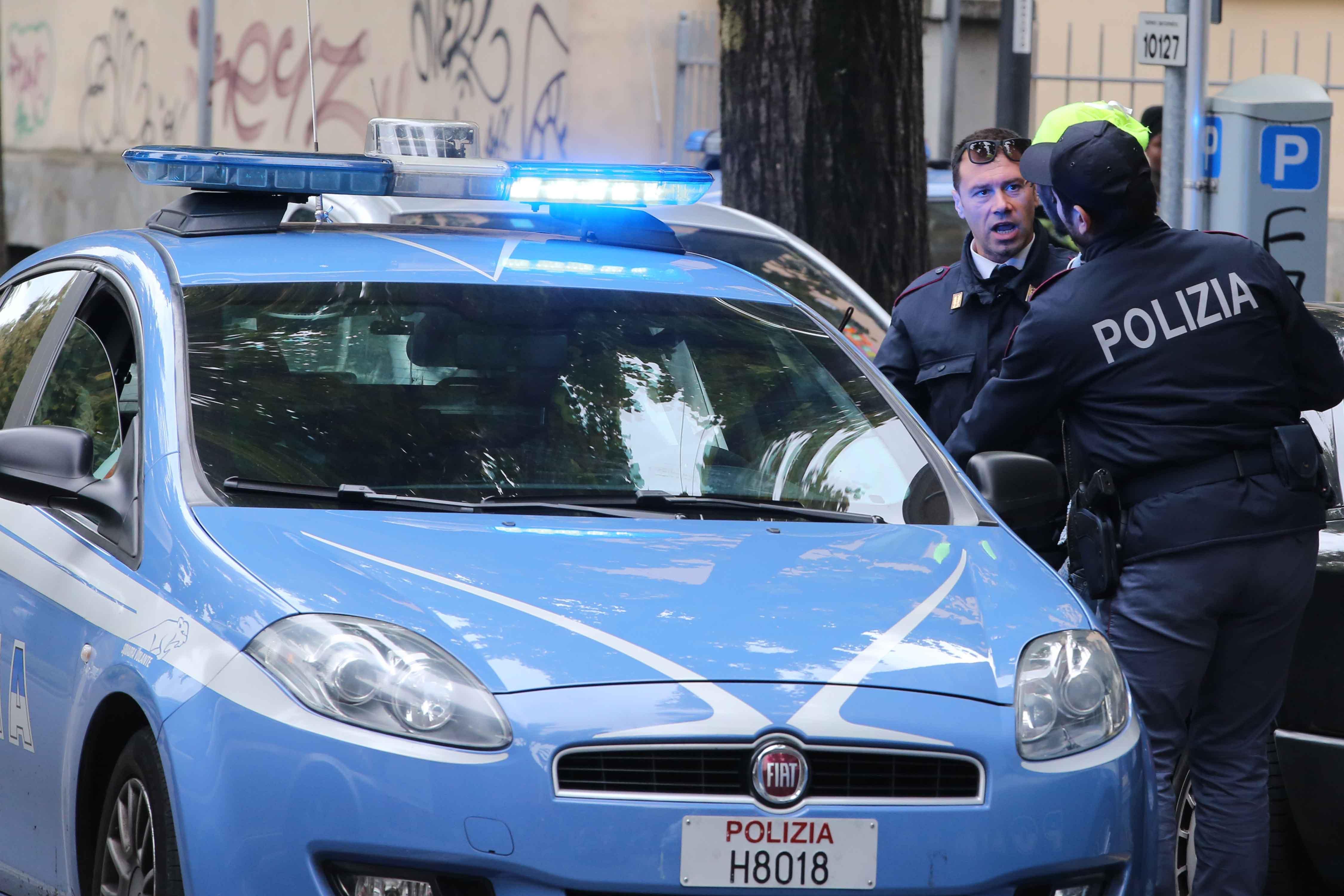 Via Dalmazia, scende in strada col coltello e urla contro i passanti
